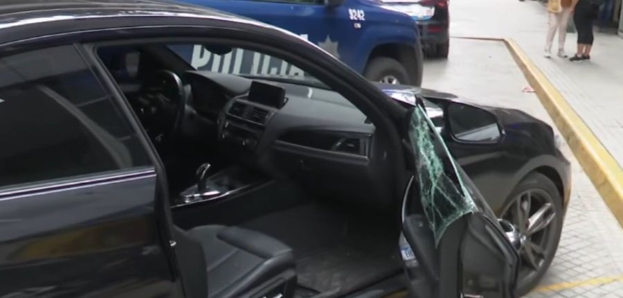 Rompieron el vidrio de un auto para robar un maletín, huyeron y chocaron contra un peatón