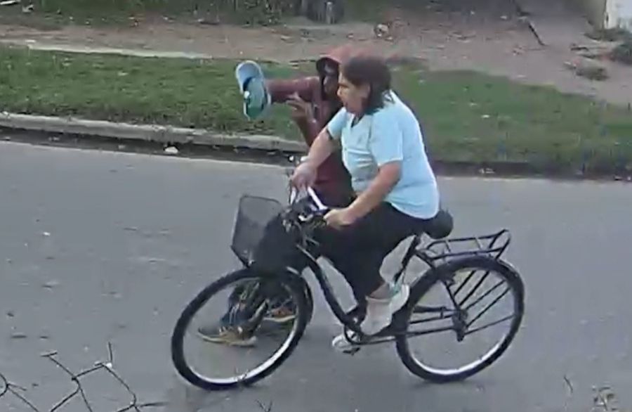 Dos ladrones interceptaron a una mujer en bicicleta y le robaron sus pertenencias