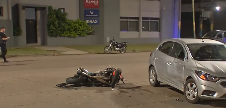 Fuerte choque entre un auto y una moto