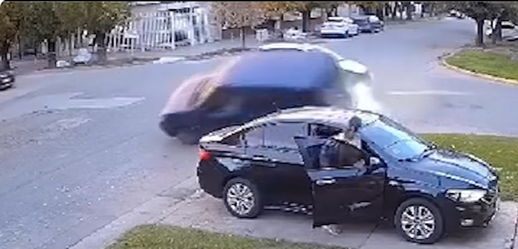 Milagro en Arroyo Seco: un auto hizo de escudo y salvó a un padre y su hija