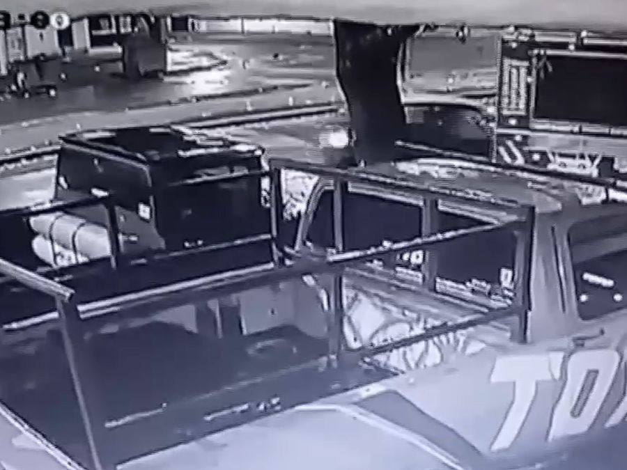 Una conductora de una app de viajes impactó contra un carrito de comidas en zona sur