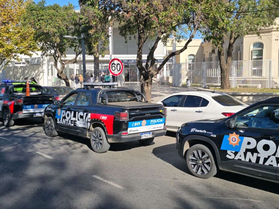 Gran operativo policial en una escuela de zona sur por un alumno que llevó una réplica de arma de fuego