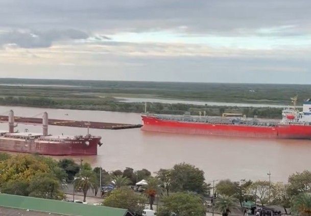 Videos: impactante choque en el río Paraná frente a la costa de Rosario