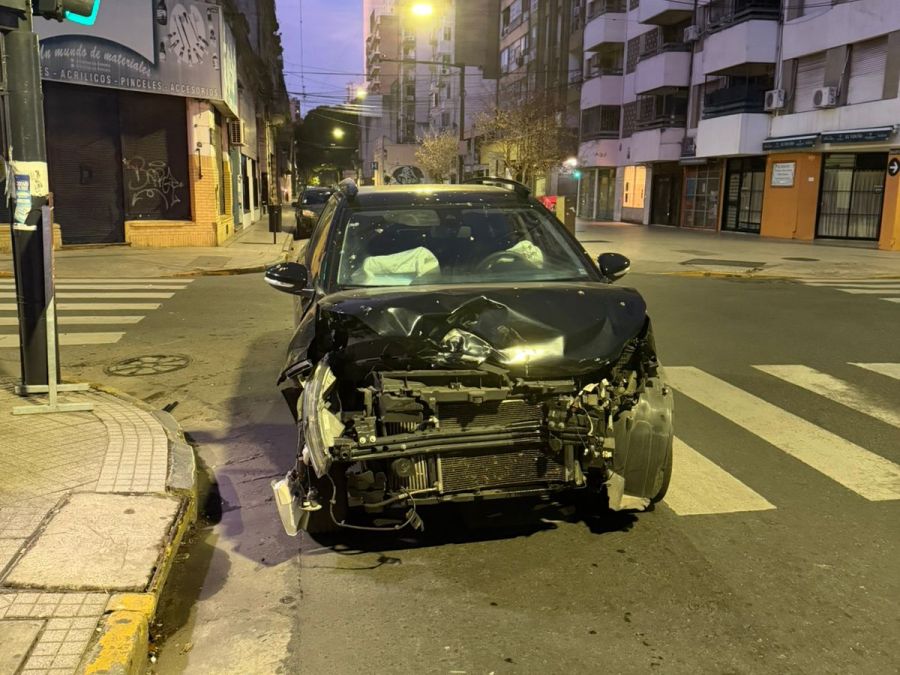 Choque en Mendoza y Maipú: un auto terminó contra una columna tras una brusca maniobra