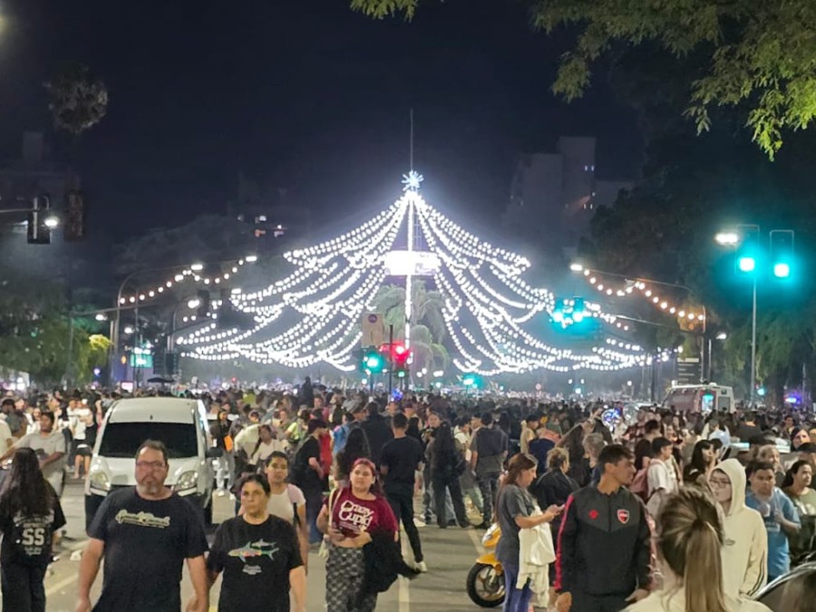 Se encendió el clásico árbol de Navidad de Rosario acompañado de música en vivo en Oroño y Pellegrini