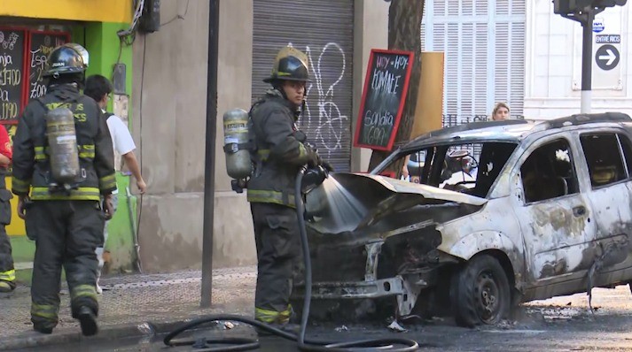 Se incendió un auto en pleno centro