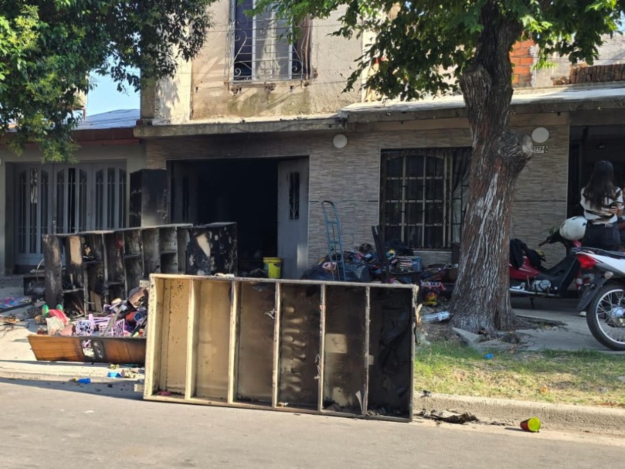 Vecinos rescataron a una familia atrapada en una vivienda por un incendio