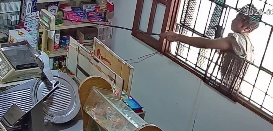 Un delincuente robó mercadería de un minimarket utilizando un palo a modo de caña