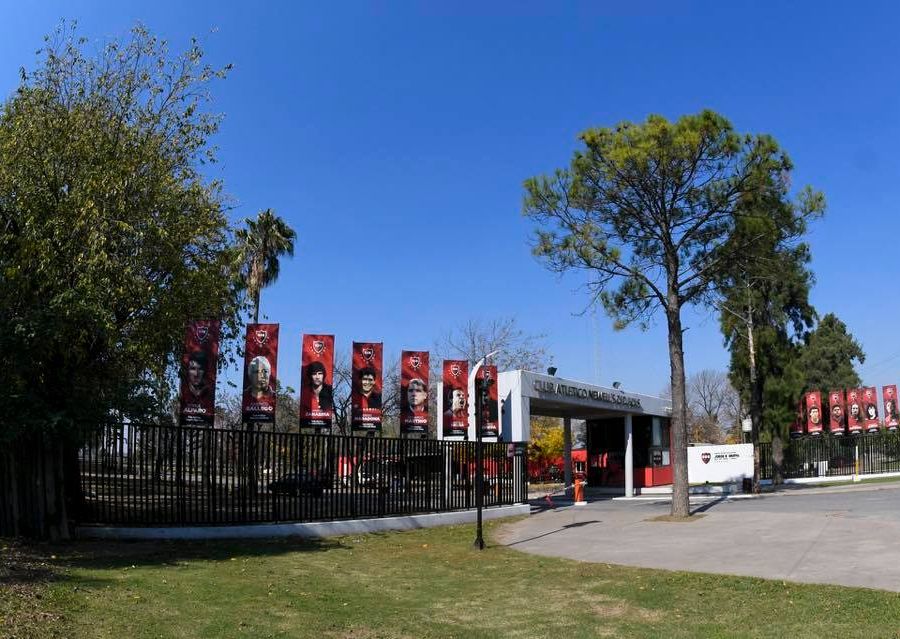 Newell’s: a la salida de los técnicos se sumaron amenazas y arrojaron una bomba molotov sobre el auto de un jugador