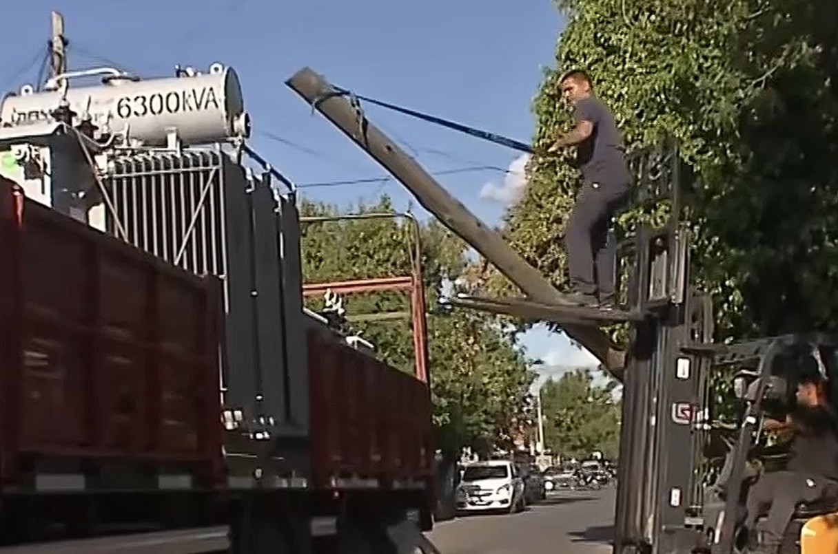 Un camión chocó contra una columna en la zona sudoeste de Rosario y dejó a vecinos sin luz | Rosario y la región
