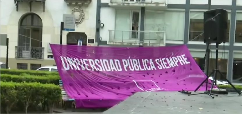 La UNR salió a la calle: jornada de protesta en la Plaza Pringles | Rosario y la región