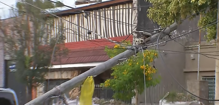 Peligro en zona oeste por una columna que quedó inclinada tras la tormenta | Rosario y la región