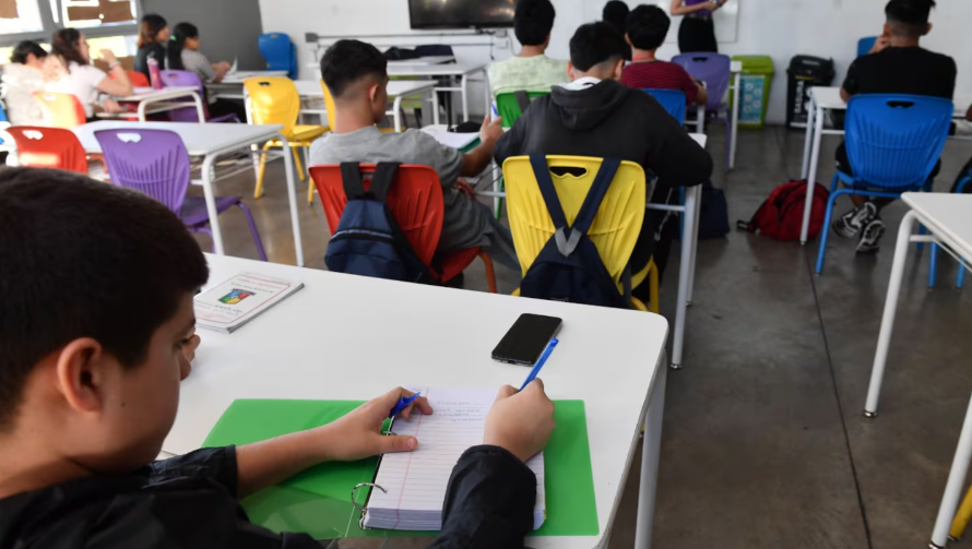 La provincia pone freno al celular en las aulas: nuevas reglas para estudiantes | Información General