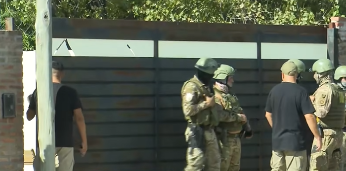 Nuevo allanamiento en Roldán tras el hallazgo de un arsenal enterrado | Rosario y la región