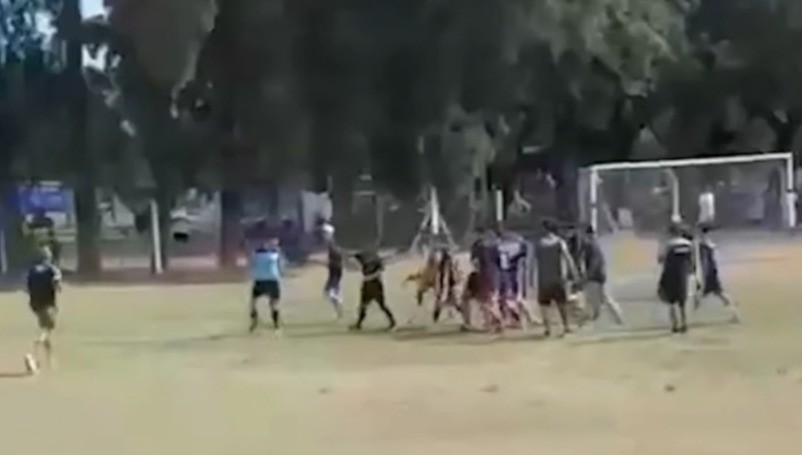 Violencia en el fútbol juvenil: golpearon al árbitro y lo atacaron incluso cuando estaba en el suelo | Información General