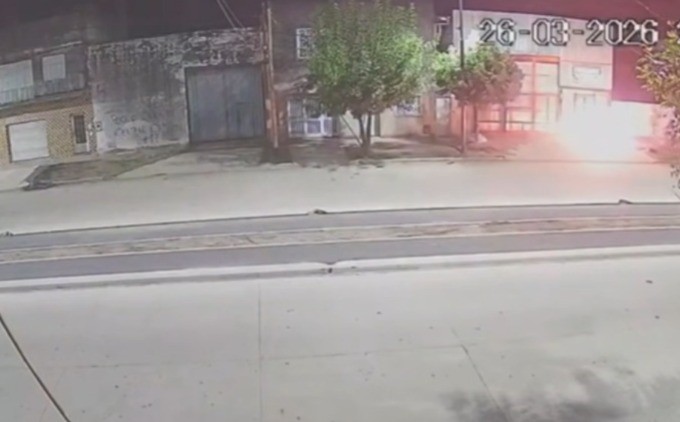 Ataque incendiario: dos jóvenes prendieron fuego el frente de un lubricentro | Rosario y la región