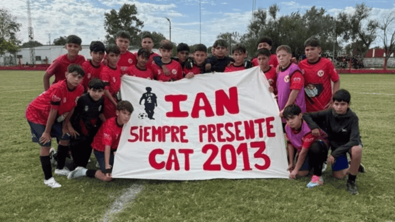 San Cristóbal: emotivo homenaje del Club Independiente a Ian Cabrera, el adolescente asesinado en su escuela | Información General