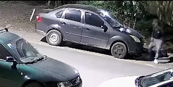 El ladrón de las baterías: revisó varios autos y ejecutó el robo | Rosario y la región