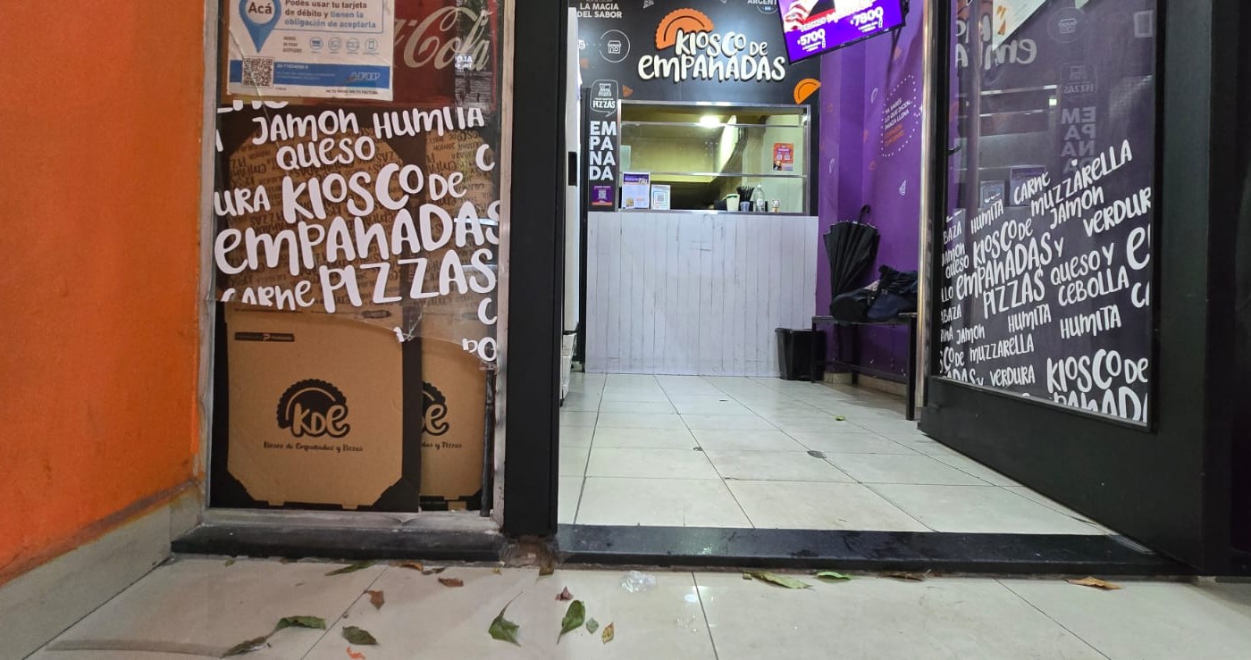 Rompieron la vidriera de un local de empanadas: se llevaron dinero, un celular y mercadería | Rosario y la región