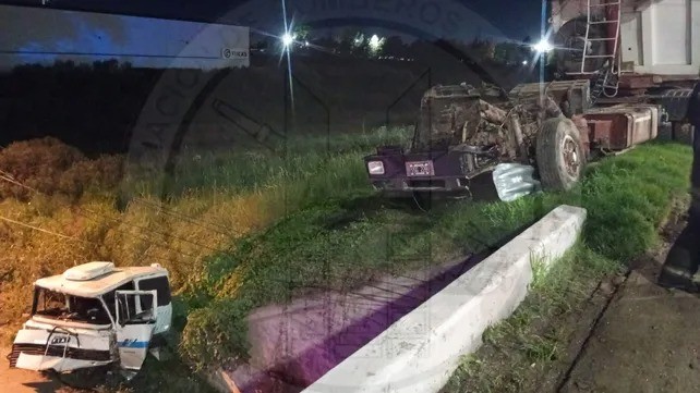 Impactante choque en la autopista a Santa Fe: un camión cayó desde un puente | Información General