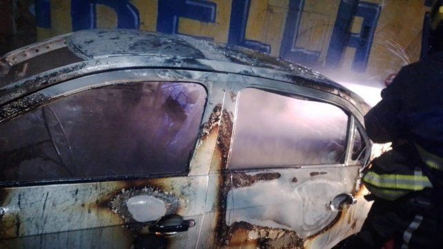 Un auto quedó destruido por el fuego en medio de la tormenta en zona oeste | Rosario y la región