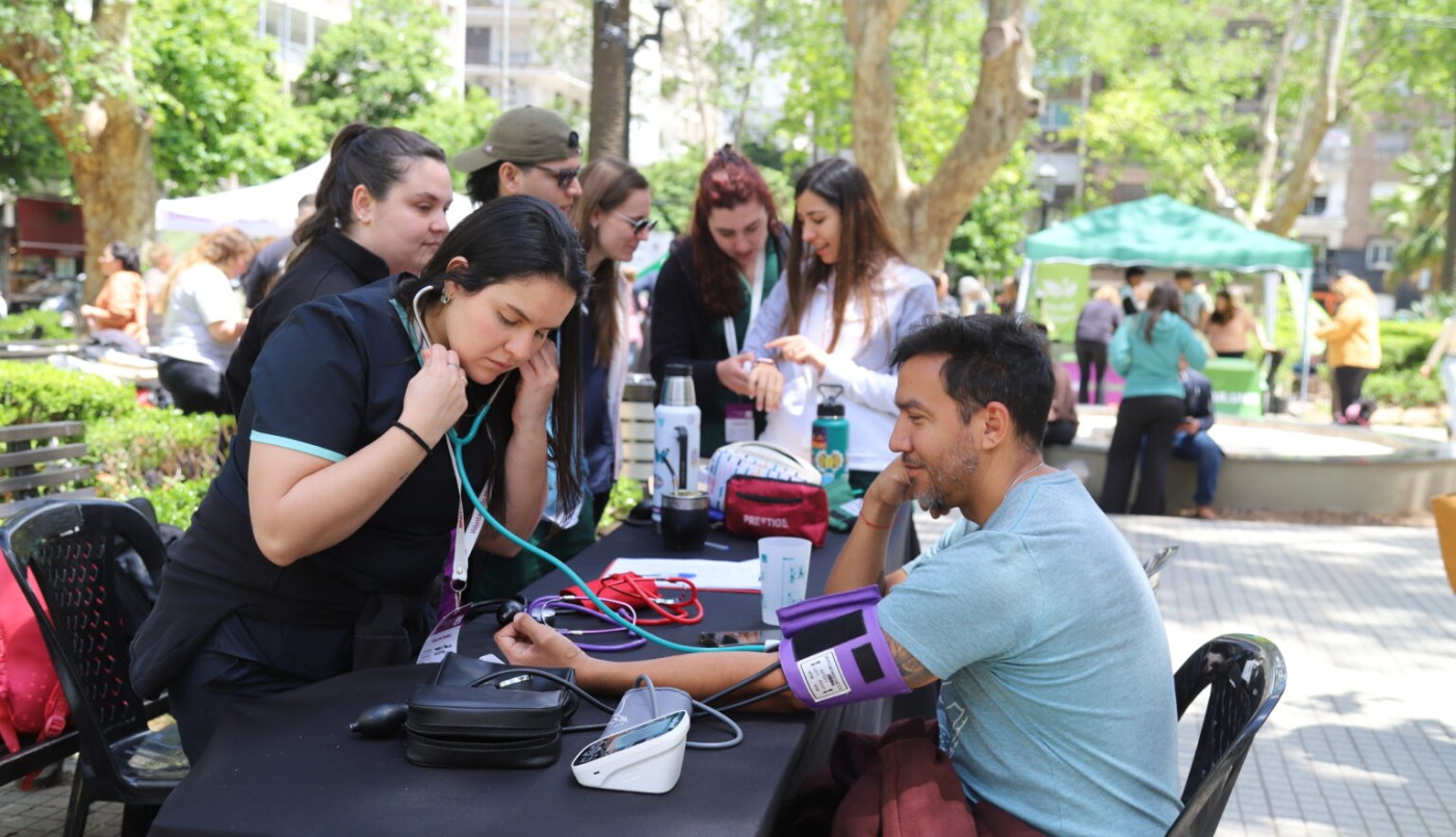 UNR en Acción: salud gratuita para vecinos y mascotas en la Plaza Montenegro | Rosario y la región