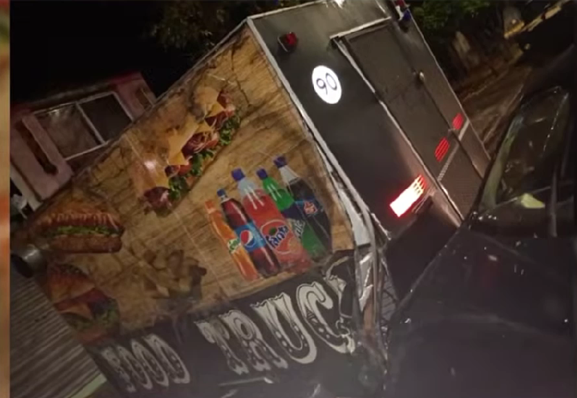 Iba con dos pasajeros y chocó contra un carrito de comidas | Rosario y la región