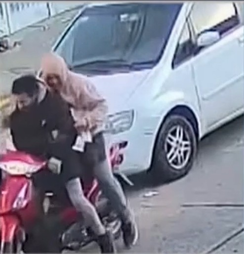 Dos delincuentes robaron las patentes de un auto en segundos y quedó grabado | Rosario y la región