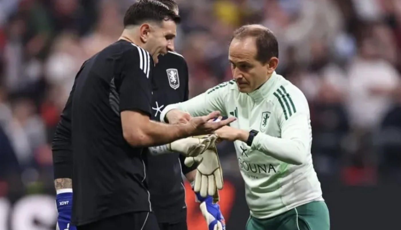 Preocupación por Emiliano “Dibu” Martínez: sufrió una fractura en un dedo de la mano derecha durante un partido en Europa | Deportes