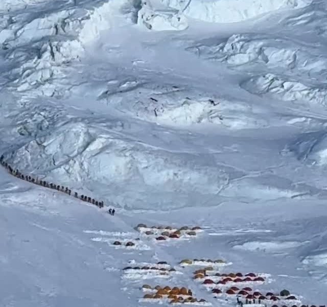 Récord en el Monte Everest: 274 escaladores llegaron a la cima en un solo día | Información General