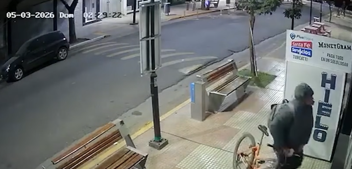Se colgó, palanqueó la puerta y robó | Información General
