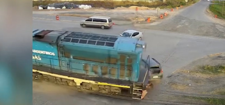 Imprudencia en el paso a nivel: un tren embistió a una camioneta en el límite entre Gálvez y Alvear | Información General