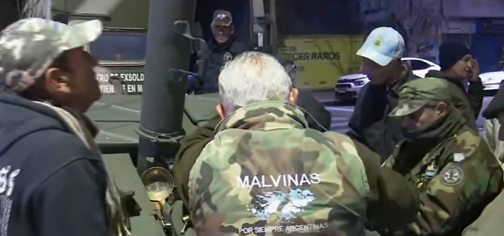 Veteranos de Malvinas reparten comida caliente a personas en situación de calle | Rosario y la región
