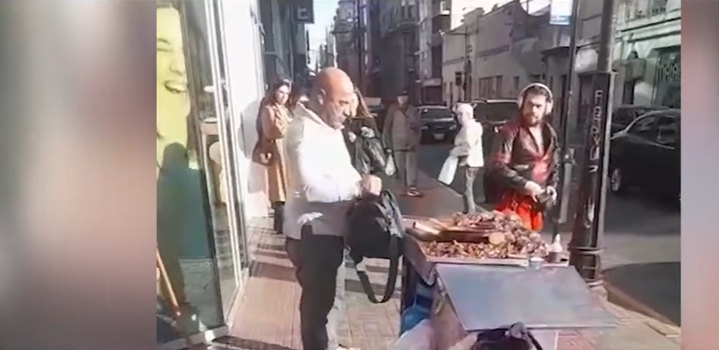 Un peatón y un vendedor ambulante a las piñas en el centro | Rosario y la región