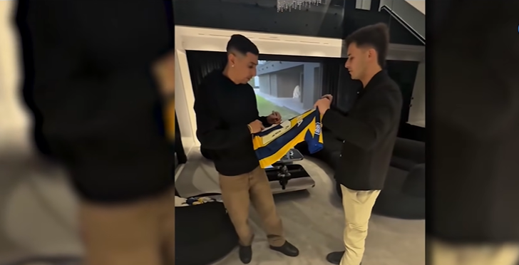 Un coleccionista leproso visitó a Ángel Di María y se llevó camisetas firmadas en su propia casa | Deportes