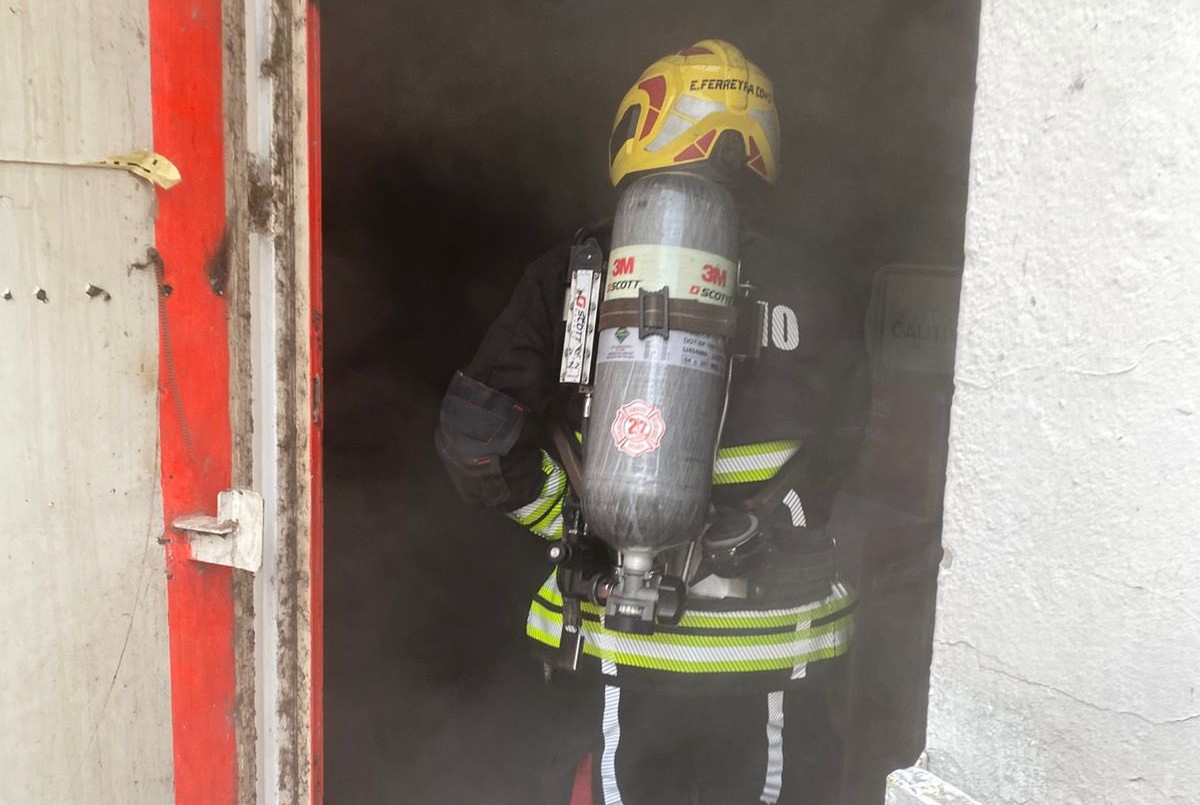 Incendio en depósito de Rosario moviliza a equipos de emergencia | Rosario y la región