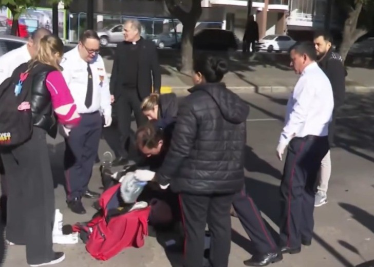 Fuerte siniestro vial entre un auto y una moto: bomberos que iban a un casamiento asistieron al herido | Rosario y la región