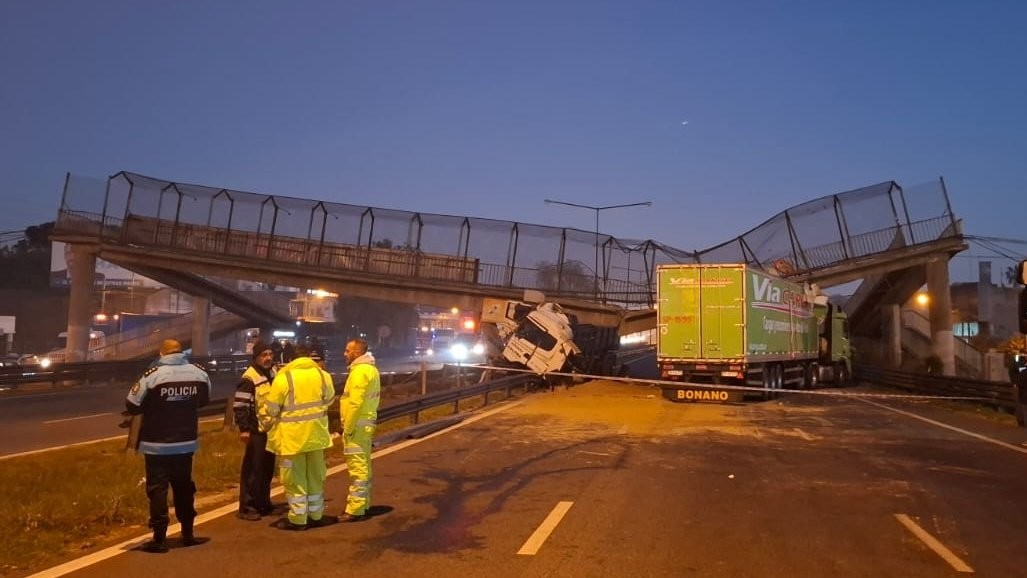 Un camión derribó puente peatonal y provoca corte en la Ruta 9 hacia Rosario | Rosario y la región