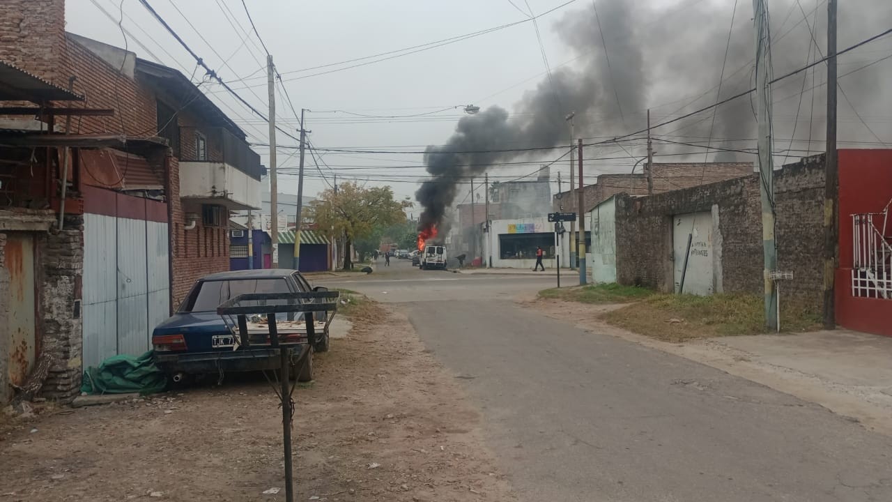 Ardió en llamas una trafic en zona noroeste: investigan si fue intencional | Rosario y la región