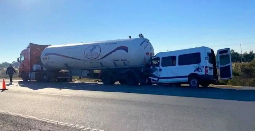 Tragedia en la Autopista Rosario-Santa Fe: murió el cantante de un grupo de cumbia tras impactar contra un camión | Información General