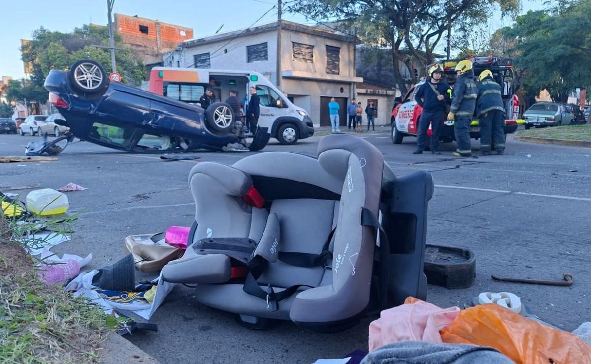 Vuelco en zona oeste: el auto terminó dado vuelta y la butaca infantil a varios metros | Rosario y la región