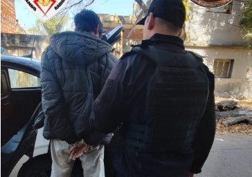 Un hombre fue detenido por violencia de género en la zona sur y se incautaron dos bolsas con droga | Rosario y la región