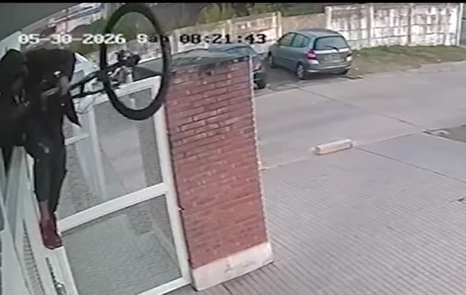 Trepó un portón, saltó y robó una bicicleta en Rosario | Rosario y la región