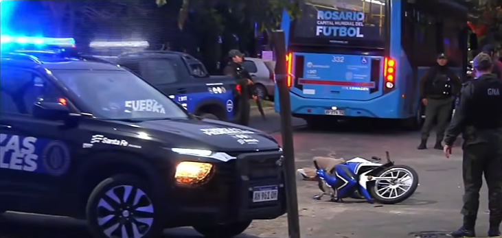 Fatal choque en Molina y Cafulcurá: un motociclista murió al impactar contra un colectivo | Rosario y la región