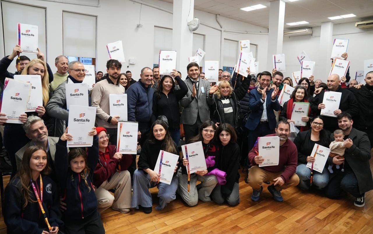 Más de 100 familias rosarinas recibieron la escritura de sus casas | Rosario y la región