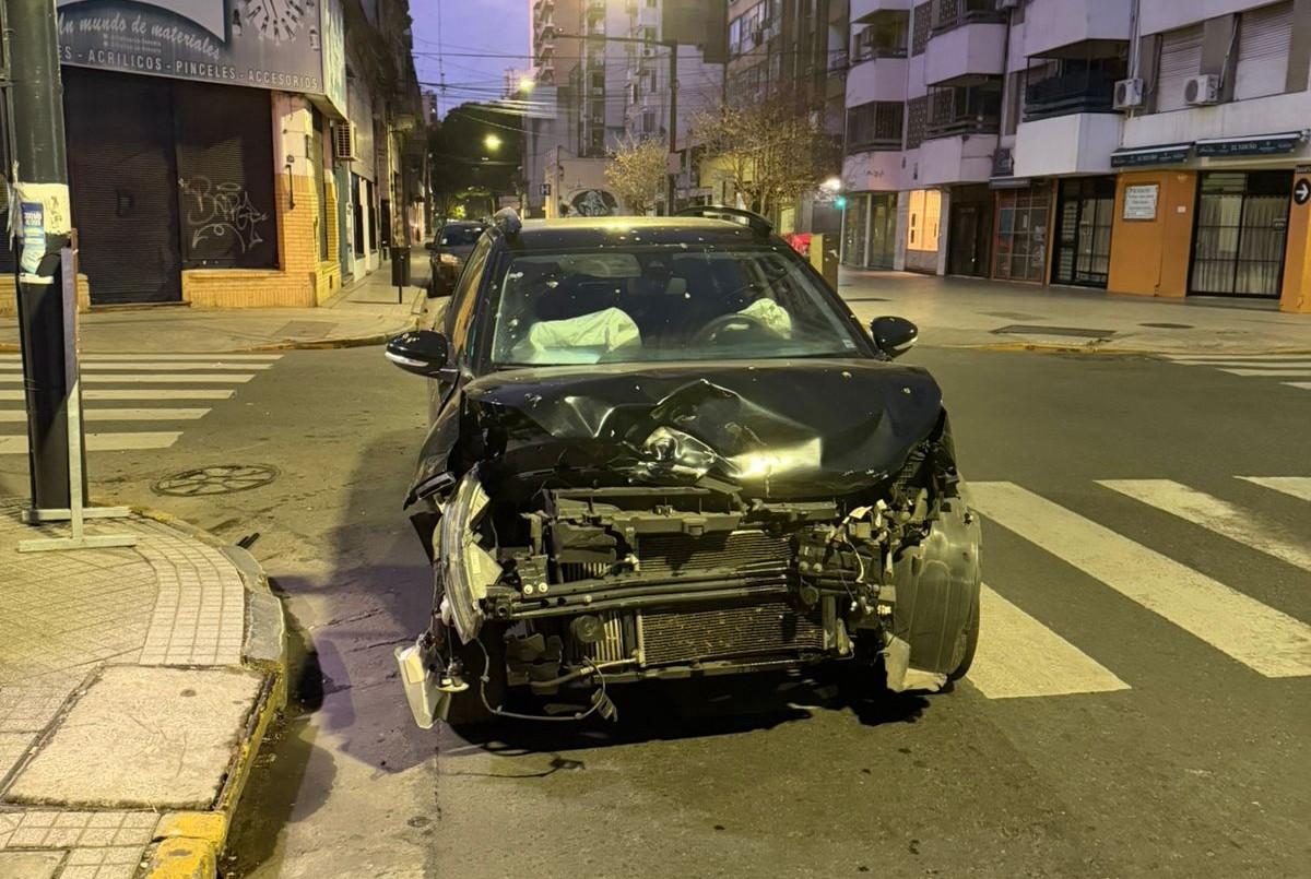 Choque en Mendoza y Maipú: un auto terminó contra una columna tras una brusca maniobra | Rosario y la región