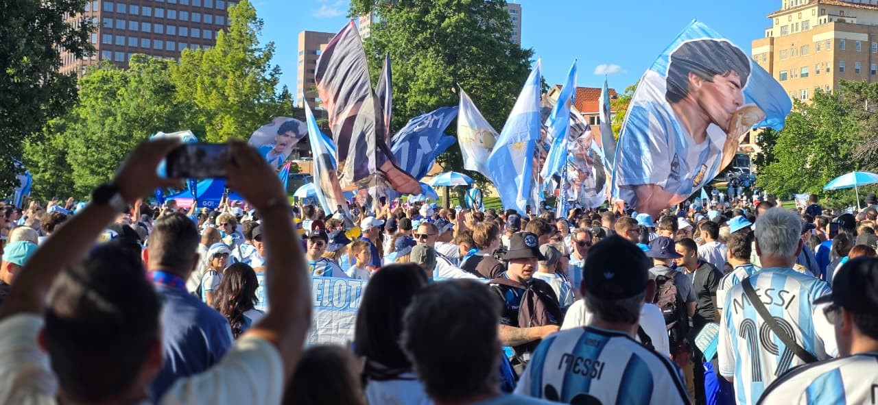 Kansas: las fotos del vibrante banderazo argentino en la previa del debut ante Argelia | Deportes