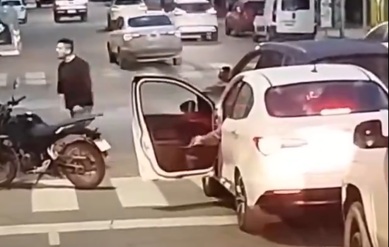 Neuquén: discutía con un motociclista, olvidó el freno de mano y provocó un choque | Información General
