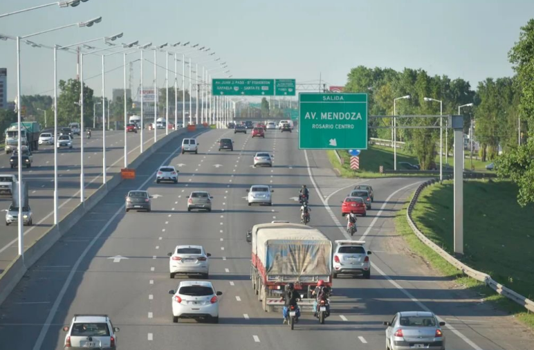 Camionero de 75 años sufre vuelco en la Circunvalación tras quedarse dormido | Rosario y la región