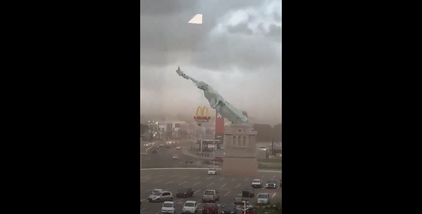 Derrumbe de la réplica de la Estatua de la Libertad en Porto Alegre por fuertes vientos | Internacionales